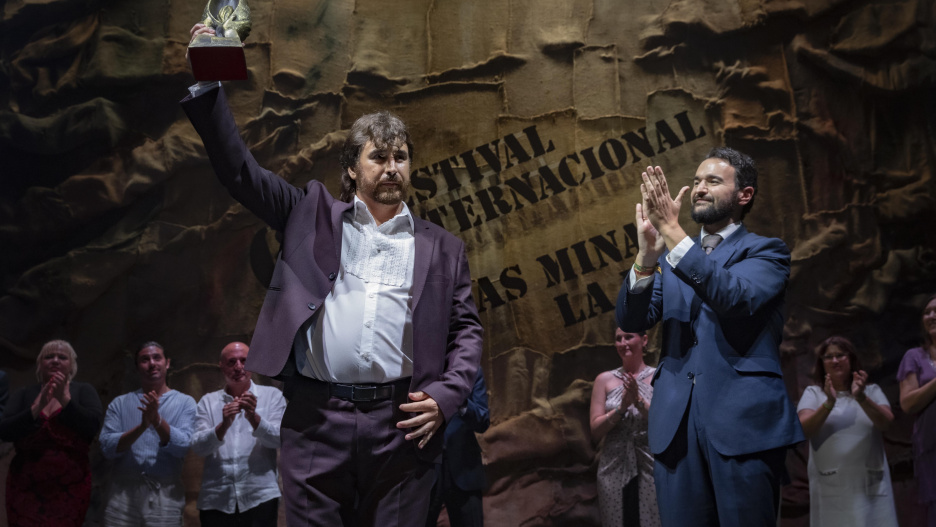 El cantaor manchego Gregorio Moya Lara recibe el primer premio la Lámpara Minera. EFE