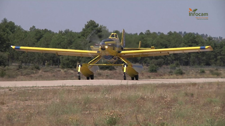 Castilla-La Mancha colabora con un medio aéreo en las labores de extinción del incendio en El Bierzo (León)