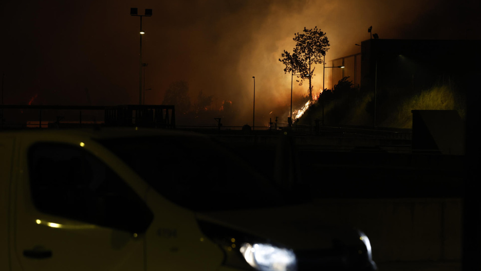 El incendio que se ha declarado en la tarde de este lunes en la localidad madrileña de Tres Cantos, a las puertas de la Planta de tratamiento de aguas E.D.A.R..