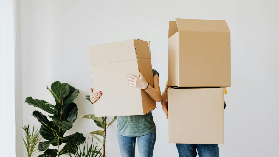 El desequilibrio que produce una subida de precios de la vivienda más rápida que sus salarios incide en que el 18,8 % de los ocupados jóvenes se encuentren en riesgo de pobreza o exclusión social. Entre quienes están en paro, la cifra de pobreza supera el 50 % y alcanza al 30 % en la población joven, recoge el estudio.