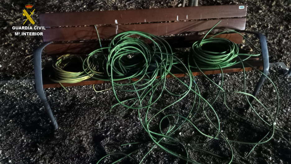 La Guardia Civil ha recuperado varias mangueras de cable que habrían sustraído los detenidos