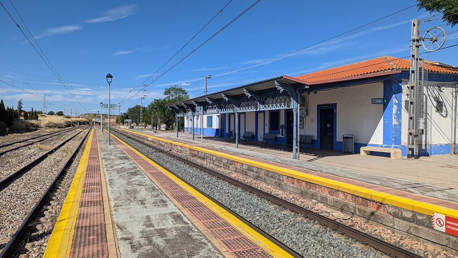 El tren en el que viajaba la parturienta hizo parada en la estación de Almuradiel donde un helicóptero trasladó a la mujer y a sus dos bebés, gemelos que nacieron de forma prematura