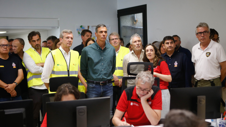 Ourense. El Presidente del Gobierno, Pedro Sánchez, visita las instalaciones del CECOT de Ourense durante la crisis de los incendios en la provincia gallega. Sánchez ha estado acompañado por Fernando Grande-Marlaska, Ministro del Interior y Alfonso Rueda, Presidente de la Xunta de Galicia