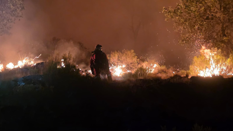 HERVÁS (CÁCERES), 18/08/2025.- Incendio en Jarrilla, en la zona de Hervás (Cáceres). La Junta de Extremadura recuerda, a través del 112, que la localidad de Hervás, con unos 4.000 habitantes y que suele duplicar su población en estas fechas, continúa confinada. Los incendios forestales siguen devorando el campo y el monte del noroeste peninsular y el fuego amenaza ya el parque natural de los Picos de Europa, mientras que las llamas siguen sumando hectáreas quemadas en Galicia y Extremadura.