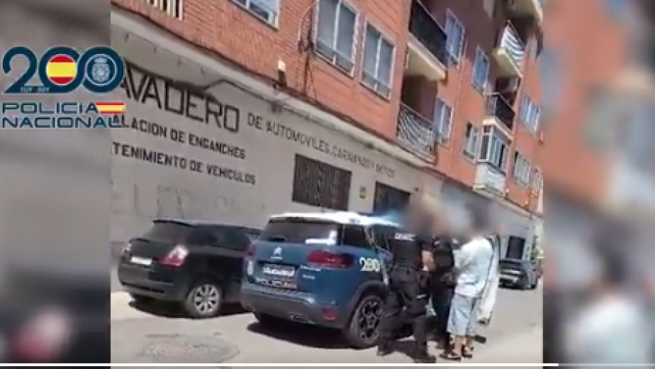 El entramado criminal extorsionaba a una parte de sus clientes exigiéndoles pagos de hasta 3.000 euros por no revelar la demanda de los servicios sexuales