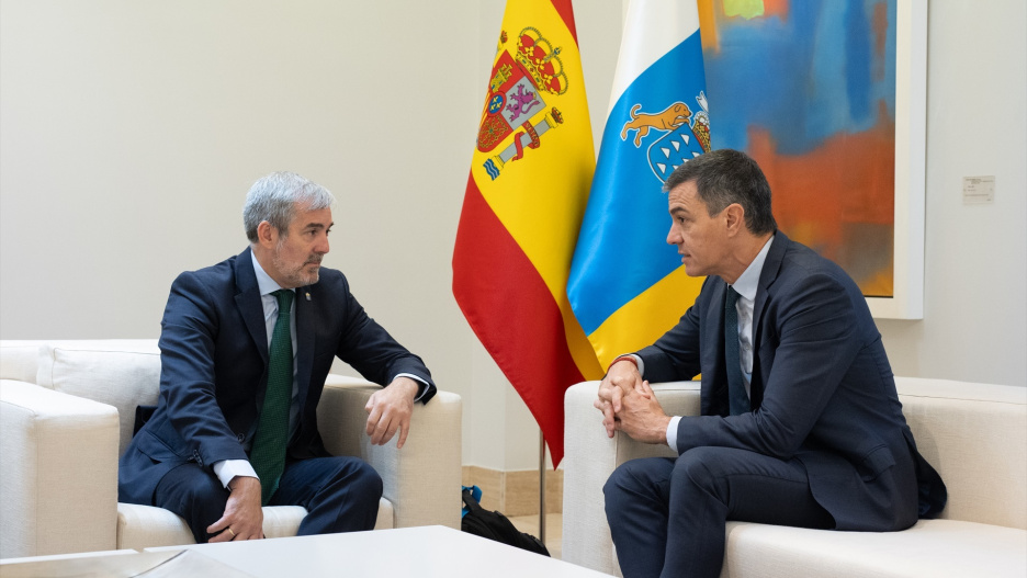 (Foto de ARCHIVO)
El presidente del Gobierno, Pedro Sánchez (d), durante su reunión con el presidente de Canarias, Fernando Clavijo (i), en el Complejo de La Moncloa, a 10 de octubre de 2024, en Madrid (España). El objetivo de la ronda de reuniones del presidente del Gobierno con los presidentes de las comunidades autónomas es reforzar y fortalecer la colaboración entre el Estado y los gobiernos autonómicos, potenciar el diálogo e impulsar el entendimiento institucional entre las distintas administraciones. Durante este encuentro, el Gobierno negocia con el presidente de Canarias al menos 50 millones para atender a los menores migrantes en Canarias.

Alejandro Martínez Vélez / Europa Press
10 OCTUBRE 2024;REUNIÓN;PRESIDENTE;GOBIERNO;CANARIAS;CCAA
10/10/2024