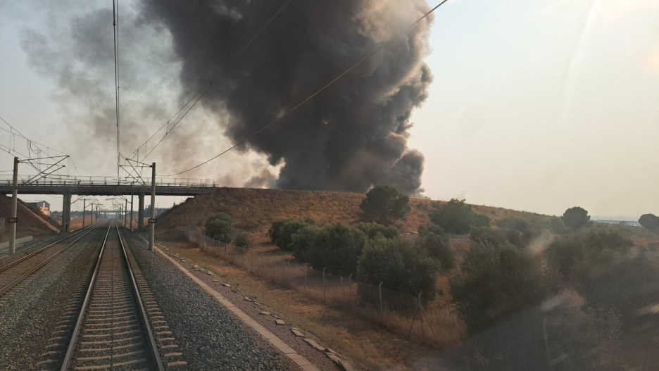 Un incendio obliga a cortar la circulación de trenes en la línea Madrid-Sevilla a la altura de Yeles (Toledo)