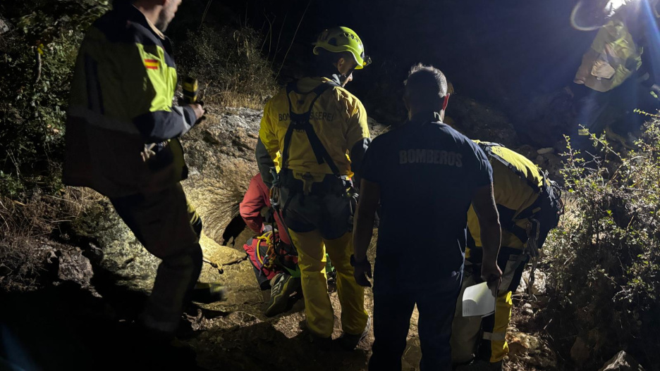 Imagen de los bomberos de la Diputación de Albacete que acudieron al rescate del espeleólogo en la cueva de los Chorros del Río Mundo (Albacete)