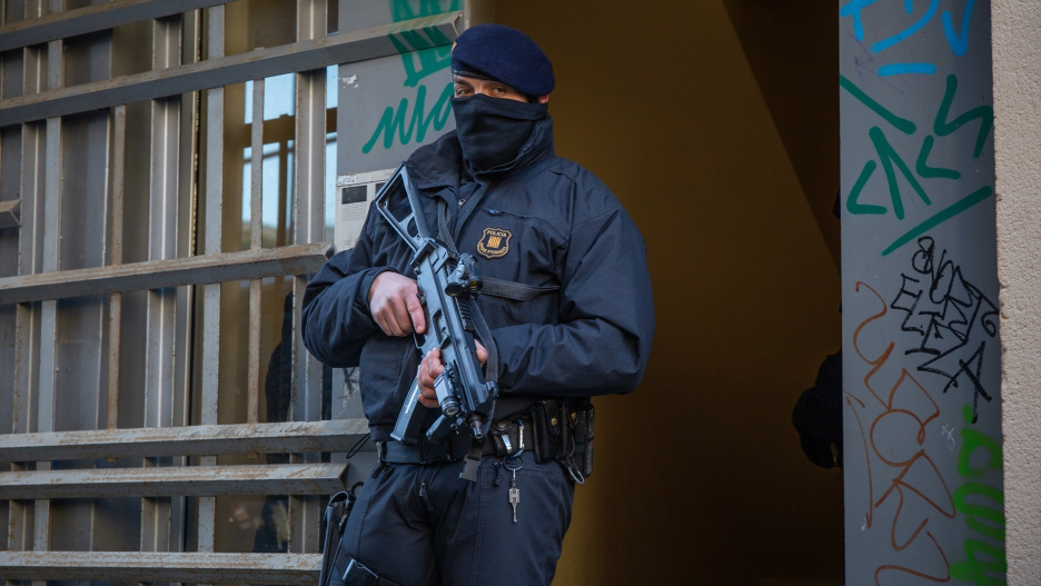 (Foto de ARCHIVO)
Un agente de los Mossos vigila durante la operación contra el yihadismo en el centro de Barcelona
David Zorraquino / Europa Press
15 enero 2019, Barcelona, Mossos, yihadismo, yihadistas
15/1/2019