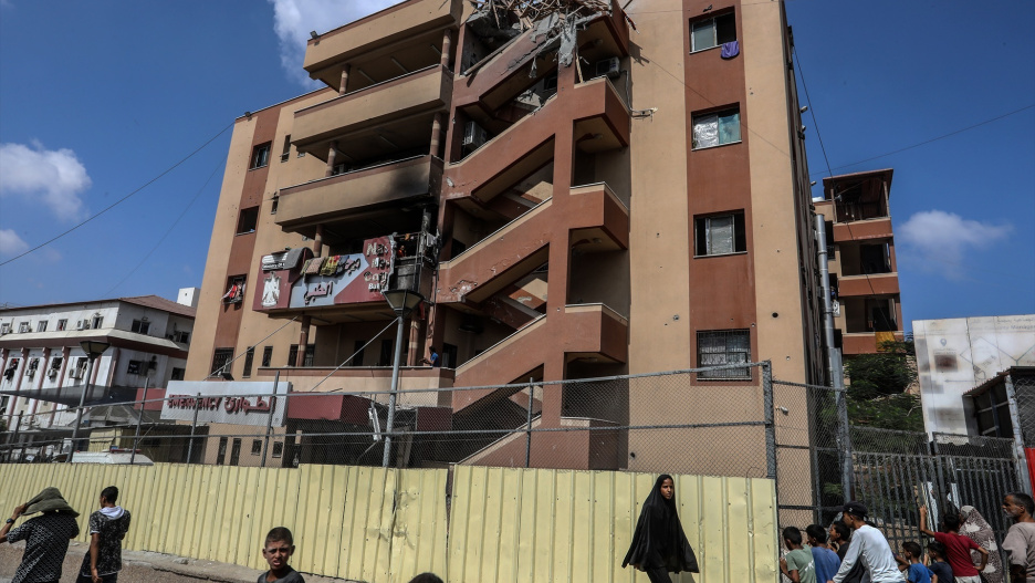 26 August 2025, Palestinian Territories, Gaza: A view of Nasser hospital in Gaza, that was damaged by an Israeli strike. Gaza's civil defence agency said five journalists were killed among at least 20 other people. Photo: Abed Rahim Khatib/dpa

25/8/2025 ONLY FOR USE IN SPAIN