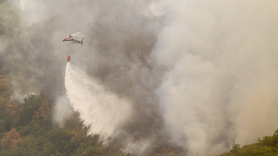 Un hidroavión trabaja en las tareas de extinción del incendio en La Baña.