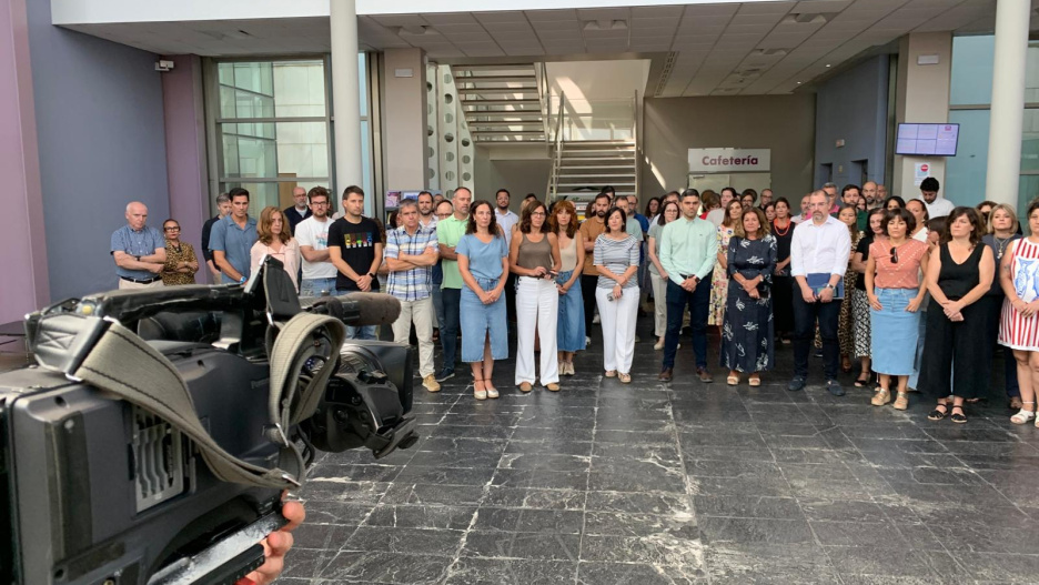Momento en el que los trabajadores de Castilla-La Mancha Media han guardado un minuto de silencio en defensa del periodismo, la libertad de expresión y los periodistas que desarrollan su profesión en Gaza.