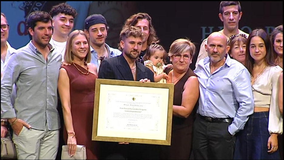 Foto de familia tras el acto de reconocimiento a Dani Fernández como Hijo Predilecto de Alcázar