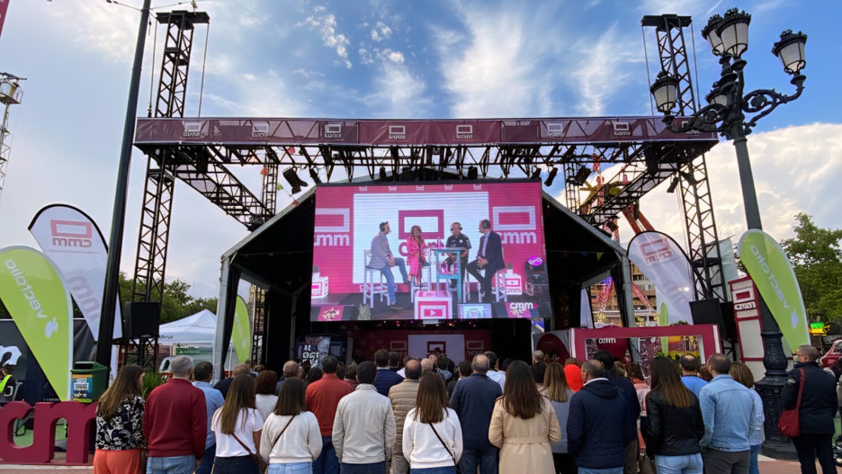 La carpa de Castilla-La Mancha Media en la Feria de Albacete se convierte en un punto de encuentro para los visitantes.