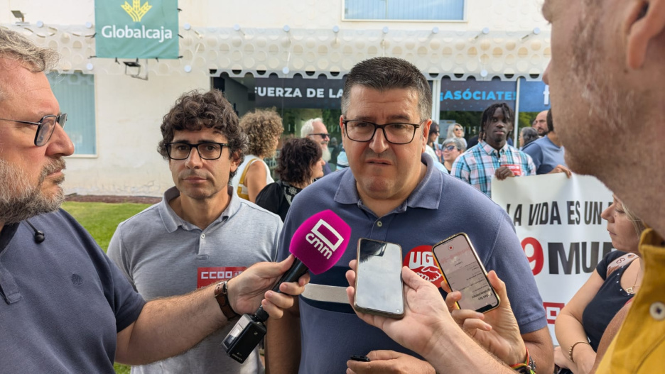 Delegados y delegadas de UGT y CCOO han vuelto a concentrarse esta mañana ante la sede de FEDA
