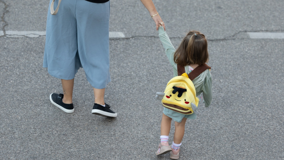 (Foto de ARCHIVO)
Una niña llega al colegio el primer día.