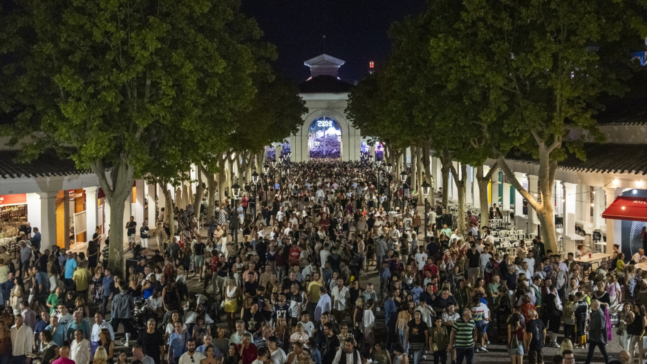 (Foto de ARCHIVO)
Varias personas durante la Cabalgata de apertura de la Feria de Albacete 2025, a 7 de septiembre de 2025, en Albacete, Castilla-La Mancha (España). En la Cabalgata de la apertura de la Feria de este año participarán 60 carrozas, las mismas que en la pasada edición, junto a la Municipal con los Manchegos de la Feria 2025 y los Manchegos de Honor y la de la Virgen de Los Llanos, así como 136 asociaciones y más de una veintena de agrupaciones musicales, bandas y charangas para animar el recorrido durante el traslado de la imagen de la Patrona de la ciudad.
Víctor Fernández / Europa Press
07/9/2025