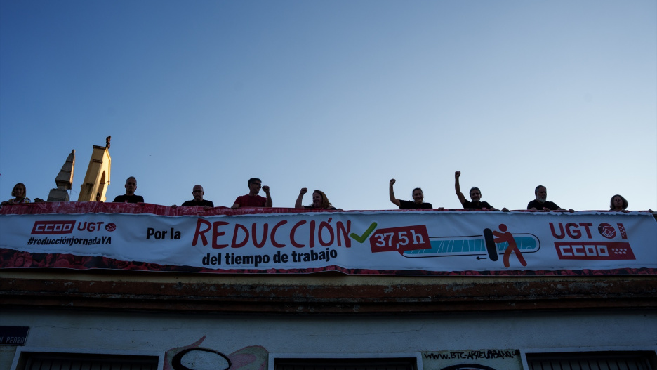 Varias personas protestan por la reducción de la jornada laboral, en la iglesia de San Carlos Borromeo, a 9 de septiembre de 2025, en Madrid (España). Ante la tramitación parlamentaria del proyecto de ley para la reducción de la jornada legal de trabajo, UGT y CCOO se han reunido con entidades sociales y organizaciones en la que también han participado representantes de las federaciones y de CCOO Madrid y UGT Madrid.
Matias Chiofalo / Europa Press
09 SEPTIEMBRE 2025;SINDICATOS;UGT;CCOO;JORNADA LABORAL;REDUCCIÓN JORNADA;
09/9/2025