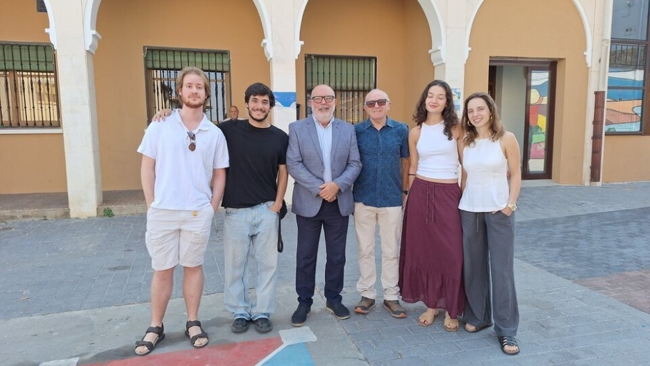 (Foto de ARCHIVO)
En el centro, Latorre (izda) y Gómez junto a los cuatro universitarios en Borobia.
REMITIDA / HANDOUT por SUBDELEGACIÓN DEL GOBIERNO EN SORIA
Fotografía remitida a medios de comunicación exclusivamente para ilustrar la noticia a la que hace referencia la imagen, y citando la procedencia de la imagen en la firma
27/8/2025