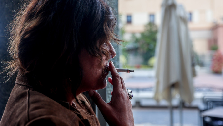 (Foto de ARCHIVO)
Una persona fumando en la calle, a 20 de septiembre de 2024, en Madrid (España). Bruselas quiere que los estados miembro sean más estrictos en sus políticas antitabaco. La Comisión Europea ha pedido a los países que amplíen las prohibiciones a los cigarrillos en lugares al aire libre de gran afluencia, como las terrazas de los bares y restaurantes. El objetivo es que la Unión Europea sea una ‘generación libre de humo’ en el año 2040, aunque dicha recomendación no es vinculante, pues son los diferentes estados los que tienen las competencias en materia sanitaria.
Ricardo Rubio / Europa Press
20 SEPTIEMBRE 2024;TABACO;ANTITABACO;FUMADORES;NO FUMADORES;TERRAZA;RECURSOS;PITI;CIGARRO;CENICERO;
20/9/2024