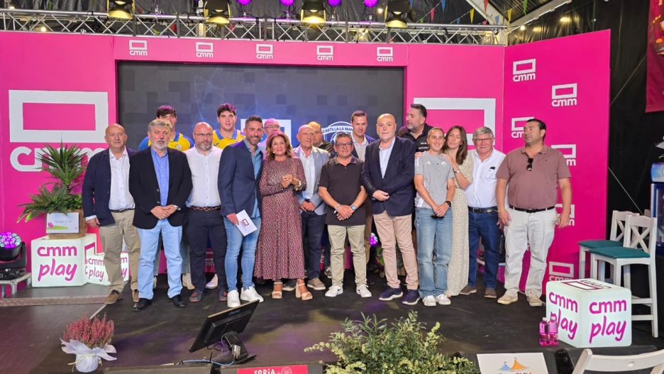 Foto de familia de la presentación de la nueva temporada de retransmisiones deportivas del medio regional.