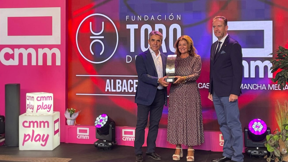 Carmen Amores recoge el premio concedido por el Capítulo de la Fundación Toro de Lidia de Albacete de manos del ganadero y presidente de la Fundación, Victorino Martín, y en presencia de Antonio Martínez Iniesta, coordinador del Capítulo.