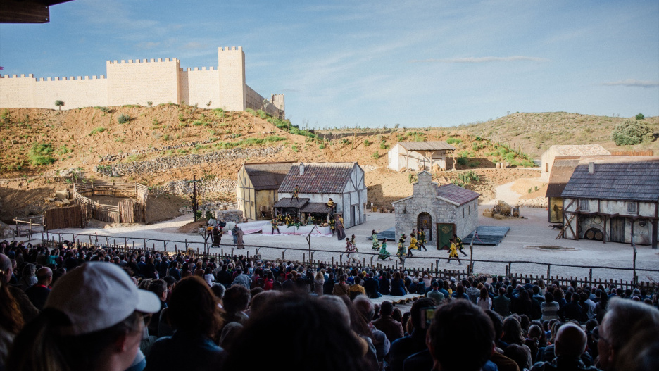 (Foto de ARCHIVO)
Varios actores durante el nuevo espectáculo 'El misterio de Sorbaces', a 12 de abril de 2023, en Toledo, Castilla-La Mancha, (España). La nueva temporada de este parque temático propone un viaje en el tiempo hasta la era de los reyes Godos. 'El misterio de Sorbaces’ escenifica la celebración, en el año 589, de una boda secreta y prohibida entre una joven romana y un príncipe godo, en presencia de la Santa Reliquia, pero el rey Recaredo se entera, y viene a saquear el pueblo.

Mateo Lanzuela / Europa Press
12/4/2023