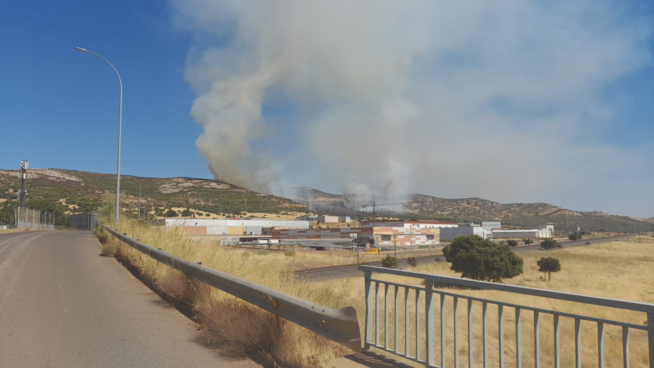 La columna de humo es visible desde varios puntos de Puertollano.