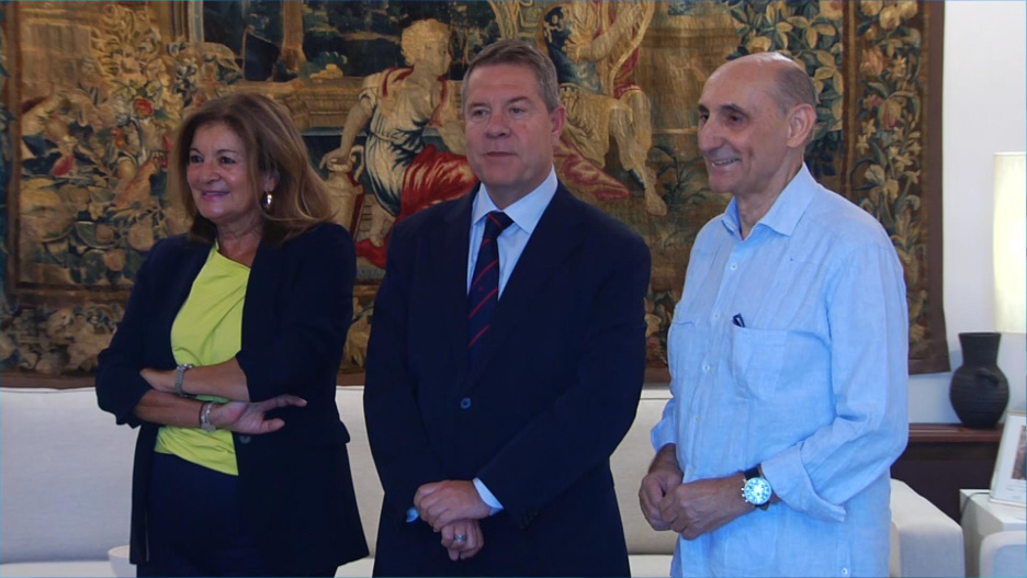 Carmen Amores, directora general de CMM (izda.), Emiliano García-Page, presidente regional (centro) y Manuel Marvizón, compositor (dcha).