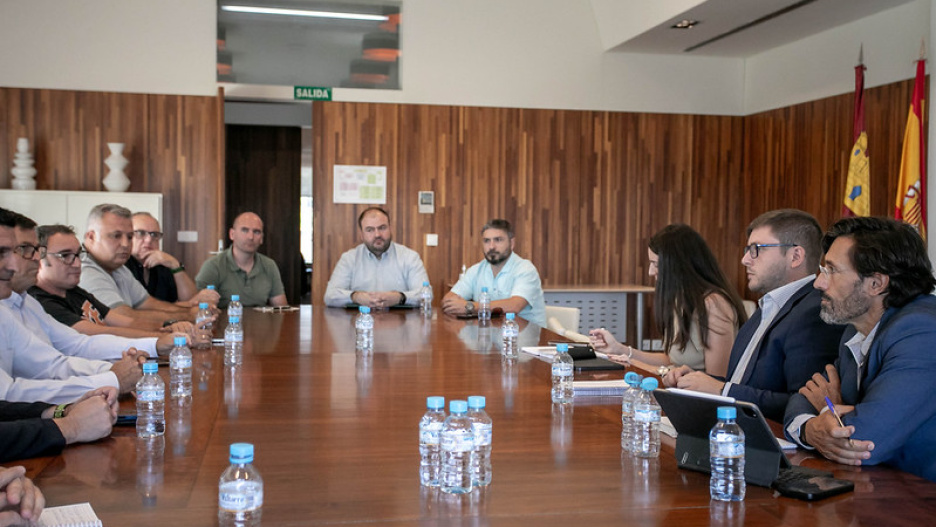 El consejero de Fomento se ha reunido con la Federación Regional de Taxis.