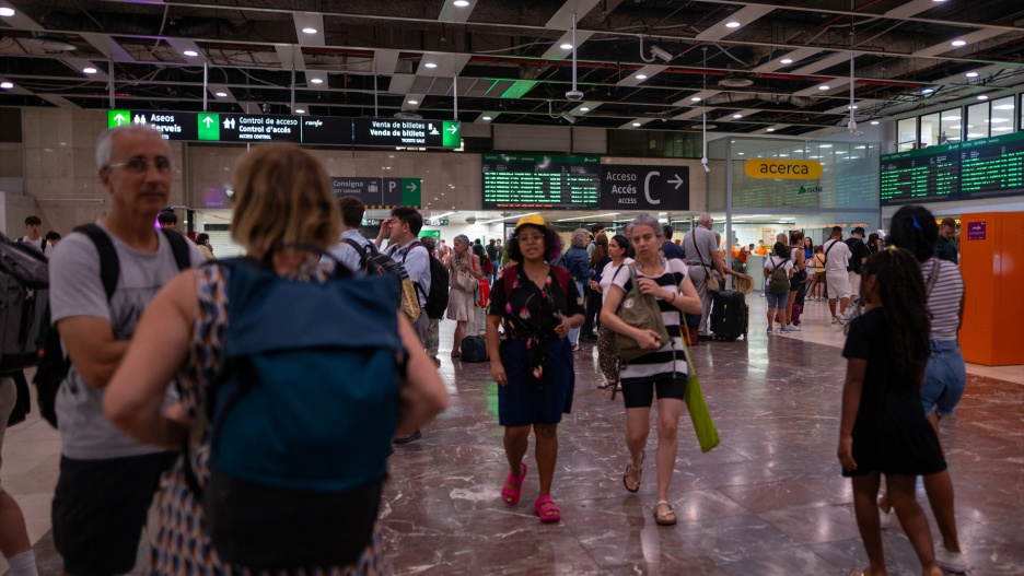 (Foto de ARCHIVO)
Pasajeros en la estación de Sants durante el corte de todas las líneas de rodalies, a 28 de julio de 2025, en Barcelona (España).
Lorena Sopêna / Europa Press
28/7/2025