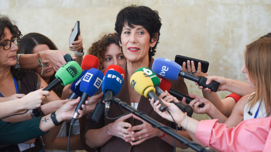 La ministra de Inclusión, Seguridad Social y Migraciones, Elma Saiz, ofrece declaraciones a la prensa tras asistir a una reunión a la que están convocados los representantes de las principales plataformas digitales: X, Meta (Facebook e Instagram), YouTube y TikTok, a 22 de septiembre de 2025, en Madrid (España).
Gustavo Valiente / Europa Press
22/9/2025