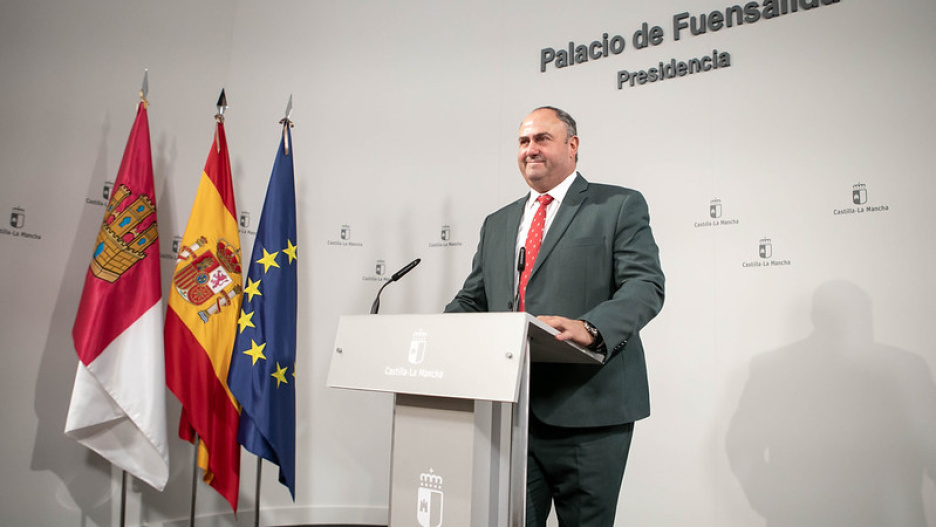 El consejero de Agricultura, Ganadería y Desarrollo Rural, Julián Martínez Lizán, informa de los asuntos relacionados con su departamento