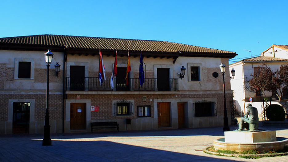 Fachada del Ayuntamiento de Tórtola de Henares (Guadalajara)