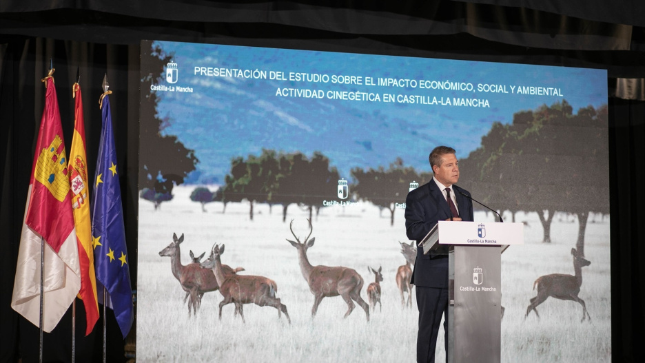 El presidente de Castilla-La Mancha, Emiliano García-Page, asiste en San Pablo de los Montes (Toledo), a la presentación del ‘Estudio de impacto económico, social y ambiental de la actividad cinegética de Castilla-La Mancha’.
REMITIDA / HANDOUT por PIEDAD LÓPEZ/JCCM
Fotografía remitida a medios de comunicación exclusivamente para ilustrar la noticia a la que hace referencia la imagen, y citando la procedencia de la imagen en la firma
23/9/2025