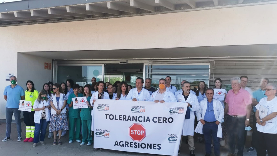 Manifestación por agresión a sanitarias en Bolaños

REMITIDA / HANDOUT por COLEGIO MÉDICOS CIUDAD REAL
Fotografía remitida a medios de comunicación exclusivamente para ilustrar la noticia a la que hace referencia la imagen, y citando la procedencia de la imagen en la firma
26/6/2023