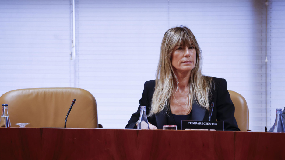 MADRID, 24/09/2025.- Fotografía de archivo fechada el 13 de noviembre de 2024, de Begoña Gómez, esposa del presidente del gobierno Pedro Sánchez, ante la comisión de investigación sobre su cátedra en la Asamblea de Madrid. El juez Juan Carlos Peinado ha propuesto este miércoles que Gómez sea juzgada ante un jurado popular por un presunto delito de malversación en el nombramiento de su asesora en Moncloa, Cristina Álvarez, y la ha citado el próximo sábado por la tarde para concretar su imputación. EFE/Javier Lizón