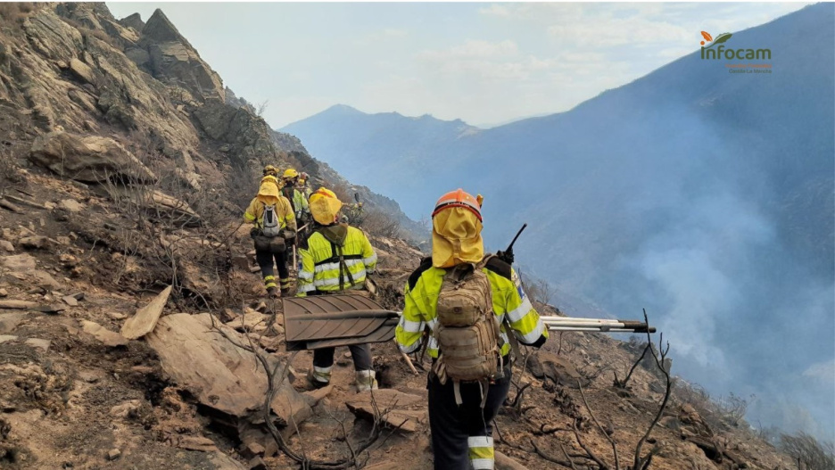 Efectivos del Infocam en el incendio que afecta desde el pasado domingo a Peñalba de la Sierra, en Guadalajara.

REMITIDA / HANDOUT por INFOCAM
Fotografía remitida a medios de comunicación exclusivamente para ilustrar la noticia a la que hace referencia la imagen, y citando la procedencia de la imagen en la firma
25/9/2025