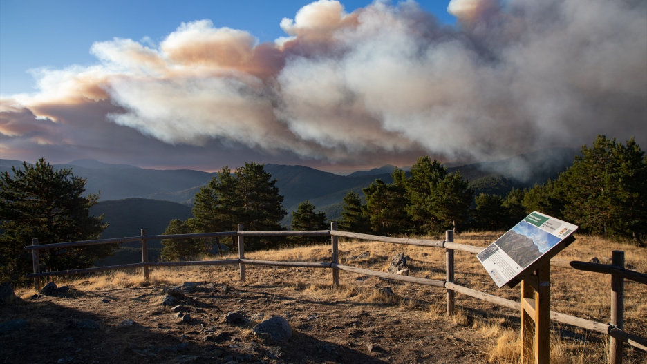 Vista del incendio del entorno del Pico del Lobo, desde el Mirador del Pico del Lobo, a 26 de septiembre de 2025, en Peñalba de la Sierra, Guadalajara, Castilla-La Mancha (España). El incendio declarado el pasado domingo a causa de un rayo, en un paraje del Pico del Lobo, en la pedanía guadalajareña de Peñalba de la Sierra, continúa activo y en nivel 1 tras calcinar más de 700 hectáreas de matorral y pinar en una zona de alta montaña y difícil acceso.

Rafael Bastante / Europa Press
26 SEPTIEMBRE 2025;INCENDIO;INCENDIO FORESTAL;RAYO;PICO DEL LOBO;CALCINACIÓN;CALCINA;GUADALAJARA;PUERTO DE LA QUESERA;RIAZA;SEGOVIA;CASTILLA LEÓN;CASTILLA LA MANCHA
26/9/2025