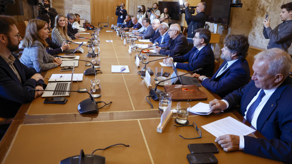 MADRID, 29/09/2025.- La vicepresidenta tercera y ministra para la Transición Ecológica y Reto Demográfico, Sara Aagesen mantiene un encuentro con representantes del sector agrario y pesquero, junto al ministro de Agricultura, Pesca y Alimentación, Luis Planas en el marco del Pacto de Estado frente a la Emergencia Climática, en la sede del Ministerio este lunes.-EFE/ Javier Lizón