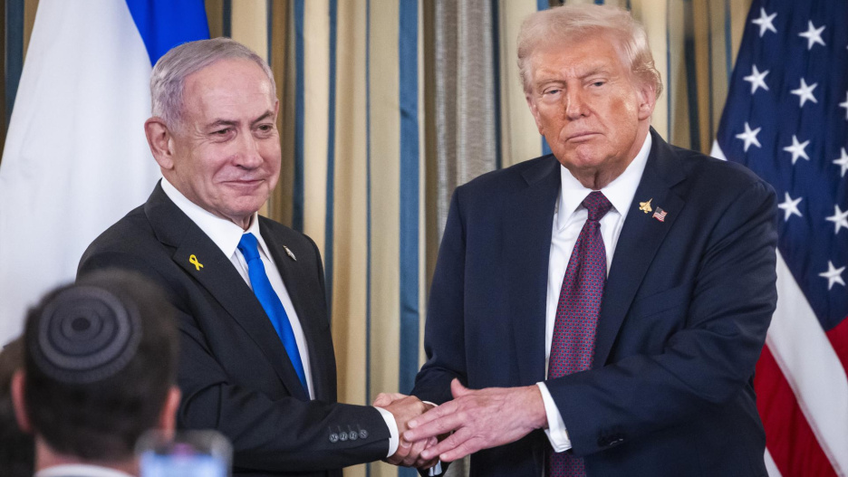WASHINGTON (United States), 29/09/2025.- US President Donald Trump (R) shakes hands with Israeli Prime Minister Benjamin Netanyahu (L) after they spoke at a press conference in the State Dining Room of the White House in Washington, DC, USA, 29 September 2025. In their meeting, Trump pressed Netanyahu to accept a peace deal to end Israels on-going war in Gaza, and for Hamas to free their remaining hostages. EFE/EPA/JIM LO SCALZO / POOL