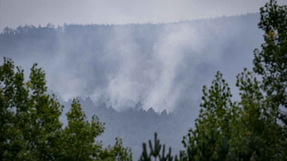 (Foto de ARCHIVO)
Vista del incendio en el entorno del Pico del Lobo desde la estación de esquí de La Pinilla, a 28 de septiembre de 2025, en La Pinilla, en Segovia, Castilla y León (España). La Junta de Castilla y León ha declarado un incendio de Índice de Gravedad Potencial (IGR) 2 en la localidad de Cerezo de Arriba tras entrar en la provincia de Segovia el fuego originado hace siete días en el paraje de Pico del Lobo, en Peñalba de la Sierra (Guadalajara), lo que ha obligado a desalojar la localidad de Riofrío de Riaza y la urbanización de La Pinilla. Un total de 63 medios, 23 de ellos aéreos, trabajan en las labores de extinción.

A. Pérez Meca / Europa Press
28/9/2025