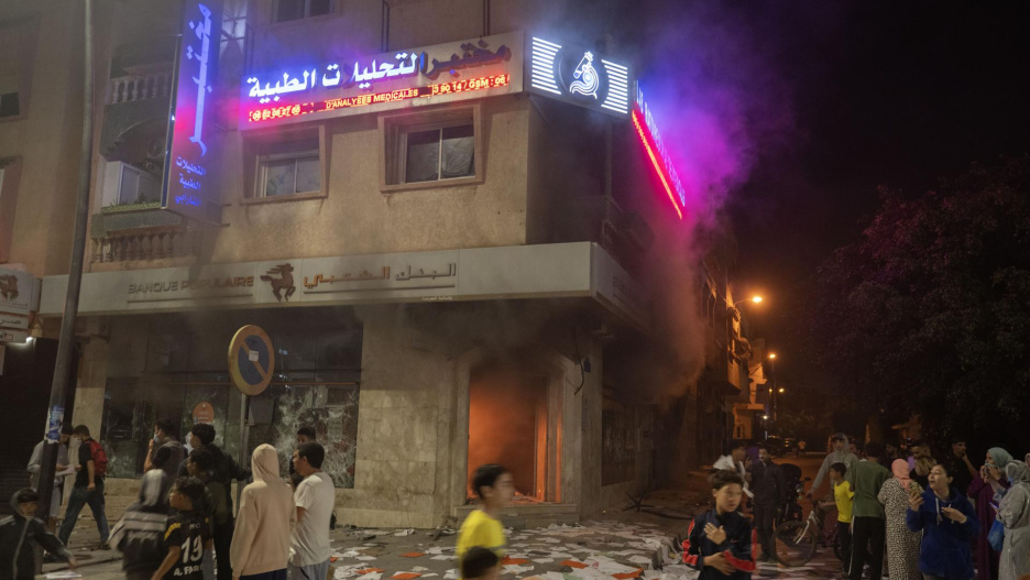 Sale (Morocco), 01/10/2025.- The building of a bank is seen on fire during a gathering of youth-led protests demanding healthcare and education reforms turns violent, in Sale, Morocco, 01 October 2025. (Protestas, Marruecos) EFE/EPA/Jalal Morchidi