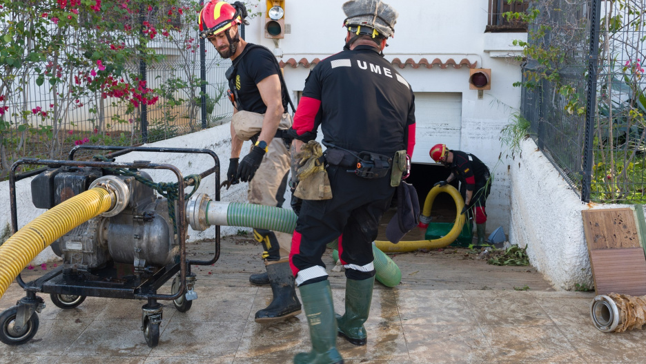 (Foto de ARCHIVO)
Militares de la UME desatascan un garaje tras las lluvias, a 1 de octubre de 2025, en Ibiza, Baleares (España). Las inundaciones en Ibiza han dejado a 1.200 personas sin luz en el municipio de Vila. Además, continúan habiendo varias carreteras cortadas y la UME sigue colaborando, junto a los bomberos en las tareas de limpieza. Hasta el mediodía de ayer cayeron más de 200 litros por metro cuadrado en doce horas.

Germán Lama / Europa Press
01 OCTUBRE 2025;IBIZA;LLUVIAS;BALEARES;CORTES;UME
01/10/2025