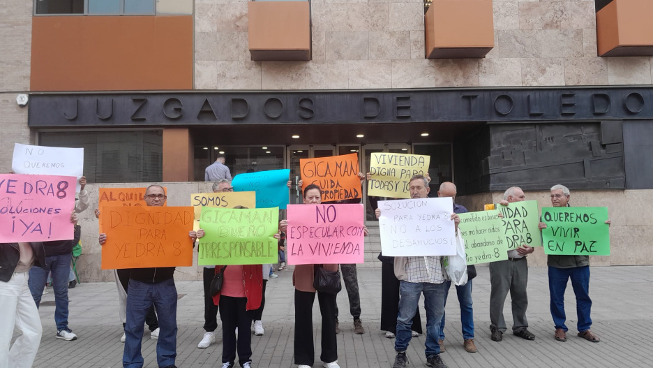 La Plataforma por el Derecho a una Vivienda Digna en Toledo atiende a los medios a la entrada del Palacio de Justicia, después del nuevo juicio por desahucio contra una familia de las viviendas públicas de la Junta de Comunidades en la calle Yedra 8.