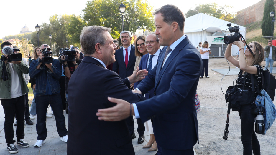 Encuentro del presidente de Castilla-La Mancha con el alcalde de Toiledo en la inauguración de Farcama 2025