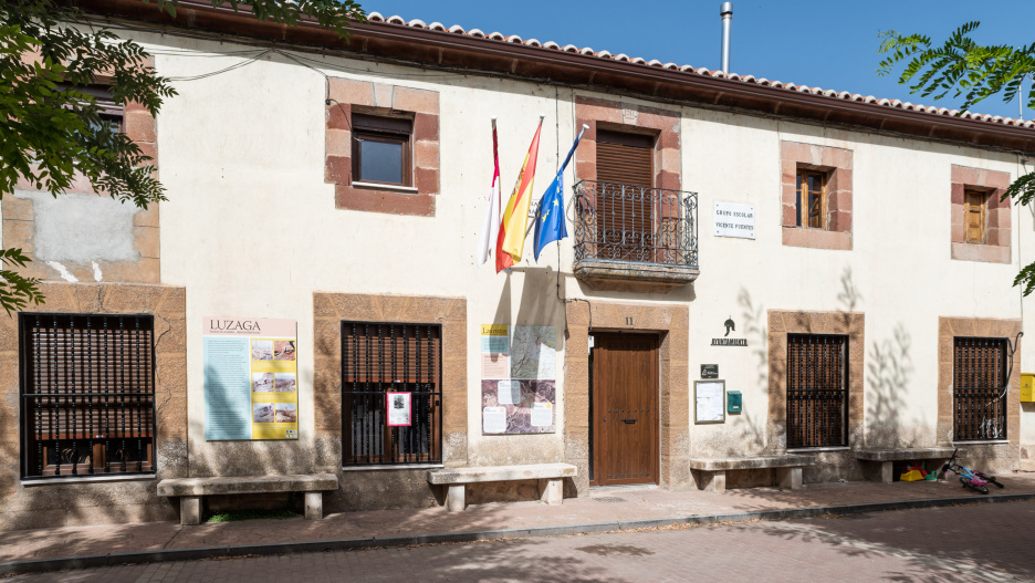 Fachada del ayuntamiento de Luzaga de 68 habitantes