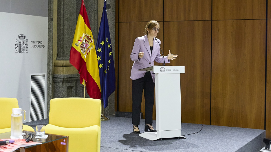 (Foto de ARCHIVO)
La ministra de Sanidad, Mónica García preside el evento conmemorativo de los 40 Años de la Legalización del Aborto en España, en el Ministerio de Igualdad, a 29 de septiembre de 2025, en Madrid (España). El evento, organizado por el Ministerio de Igualdad y el Ministerio de Sanidad, e impulsado por el programa ‘Quieroabortar’, reúne a representantes institucionales, activistas y profesionales del ámbito sanitario y feminista para abordar el acceso al aborto como un derecho fundamental, analizar la trayectoria del movimiento feminista y discutir los desafíos que aún quedan por superar. La primera ley del aborto en España fue aprobada en 1985.
Jesús Hellín / Europa Press
29/9/2025