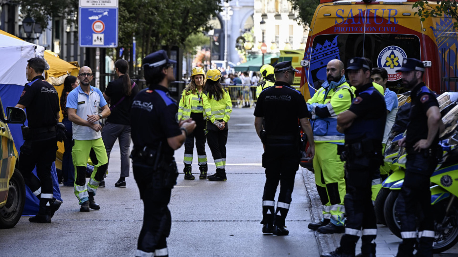 MADRID, 07/10/2025.- Inmediaciones del lugar en el que el derrumbe parcial de un edificio en pleno centro de Madrid, en una calle situada cerca de la plaza de Ópera, ha dejado por el momento tres trabajadores heridos -uno de ellos grave- y cuatro desaparecidos, a los que los servicios de emergencia siguen buscando. EFE/ Fernando Villar
