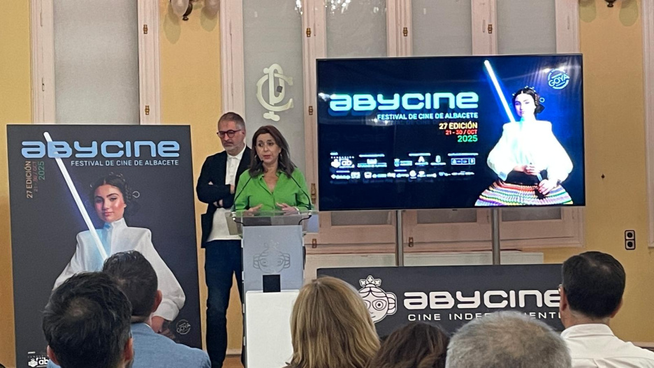 La delegada de CMM en Albacete, Belén Lario, ha sido la encargada de presentar el festival Abycine.